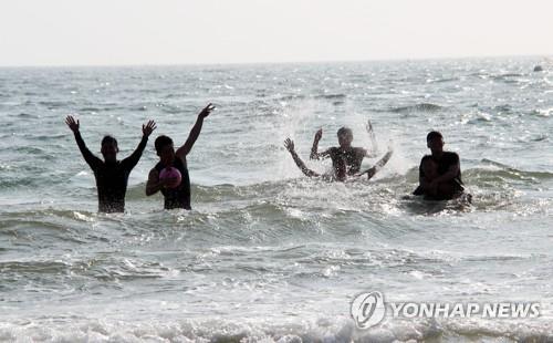 "최고의 피서는 해수욕장 물놀이"