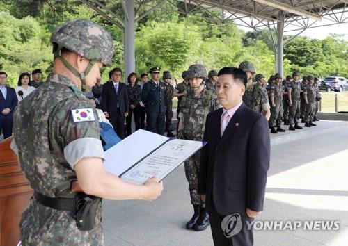 육군 35사단, 한국전쟁 참전 용사 가족에게 훈장 전수