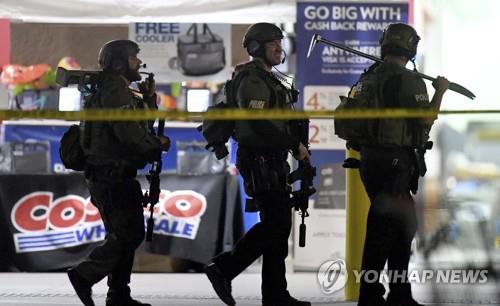 총격 사건이 발생한 미 캘리포니아 코로나의 코스트코 매장에서 중무장한 경찰관들이 빠져나오고 있다. [AP=연합뉴스]
