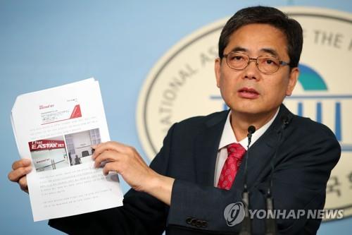 문 대통령 사위 취업 의혹 관련 기자회견 하는 곽상도 (서울=연합뉴스) 김인철 기자 = 자유한국당 곽상도 의원이 18일 여의도 국회 정론관에서 문재인 대통령 딸 가족 해외이주 및 사위 취업 의혹 관련 기자회견을 하고 있다. 2019.6.18 yatoya@yna.co.kr(끝)
