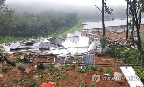 지난해 여름 비바람에 무너진 태양광 발전시설