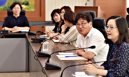 지난해 8월 직원과 열린 대화하는 최명서 강원 영월군수