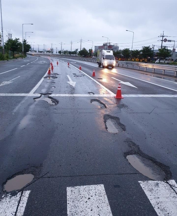 강서구 도로에 포트홀 '무더기'