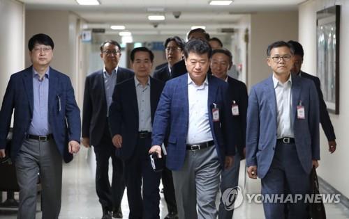 긴급대책회의 참석하는 반도체, 디스플레이 업계 관계자들