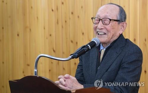 올해로 100세를 맞은 철학자 김형석 연세대 명예교수. 현장 강연과 토론 등으로 여전히 활발한 일상을 살고 있다.