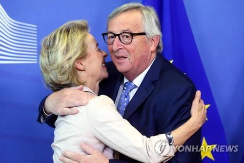 차기 EU 집행위원장(좌)과 현 EU 집행위원장(우)
