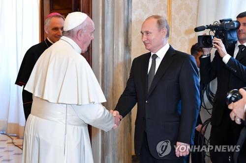 프란치스코 교황(왼쪽)이 4일 교황청을 방문한 블라디미르 푸틴 러시아 대통령과 악수하고 있다. [EPA=연합뉴스] 