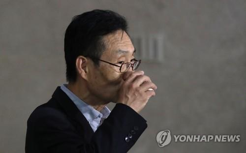 물 마시는 주대환 (서울=연합뉴스) 하사헌 기자 = 바른미래당 주대환 혁신위원장이 11일 오후 국회 정론관에서 혁신위원장직 사퇴 기자회견을 한 후 기자들의 질문을 들으며 물을 마시고 있다. 2019.7.11 toadboy@yna.co.kr(끝)