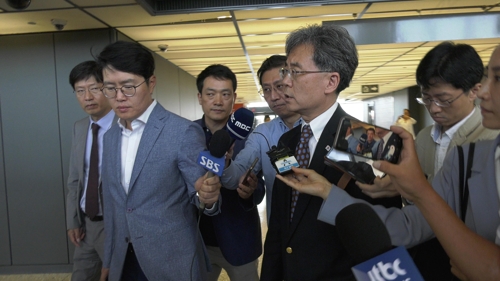 (워싱턴=연합뉴스) 임주영 특파원 = 미국을 방문한 김현종 청와대 국가안보실 2차장이 13일(현지시간) 워싱턴DC 인근 덜레스공항에서 취재진과 인터뷰하고 있다. 2019.7.13
