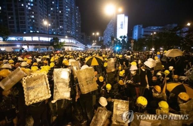 14일 송환법안 반대 시위에서 도로를 점검한 홍콩 시위대
