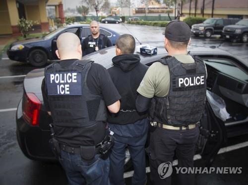 미 이민세관단속국(ICE) 요원들의 불법 체류자 체포 장면 