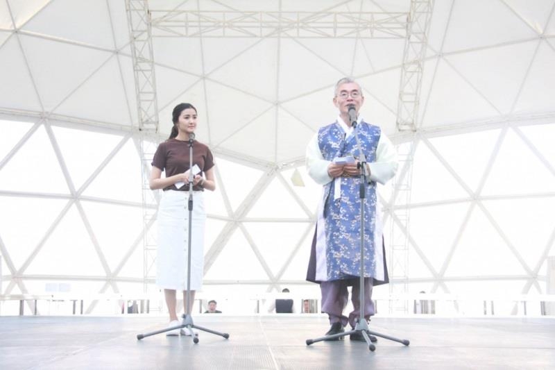 카자흐 누르술탄 시 한국 농악 공연에서 인사말 하는 김대식 주카자흐스탄 대사(우)