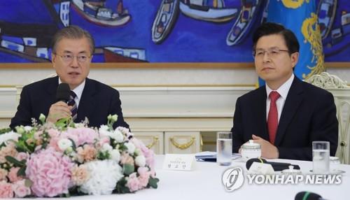 일본 수출규제조치 논의하는 문 대통령과 황교안 대표