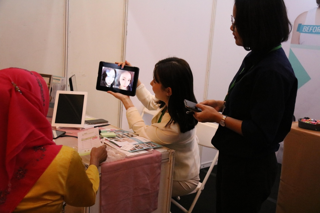 인도네시아 여성 상담해주는 한국 성형외과 직원