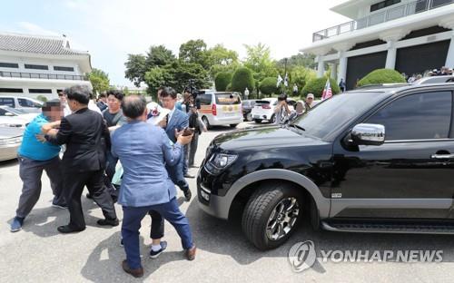 항의 받는 자유한국당 황교안 대표 (서울=연합뉴스) 안정원 기자 = 19일 서울 동작구 국립서울현충원 현충관에서 열린 이승만 대통령 서거54주기 추모식이 끝난 뒤 박근혜 전 대통령 지지자 등이 자유한국당 황교안 대표가 탄 차량을 막으며 항의하고 있다. 2019.7.19 jeong@yna.co.kr(끝)