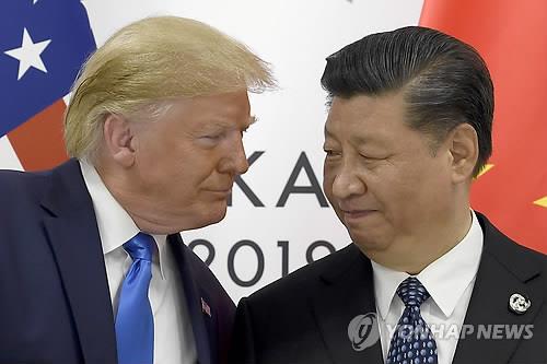 도널드 트럼프(왼쪽) 미국 대통령과 시진핑 중국 국가주석이 지난 6월 29일 G20(주요 20개국) 정상회의가 열리고 있는 일본 오사카에서 양자 정상회담에 앞서 얼굴을 마주하고 있다. [AP=연합뉴스]