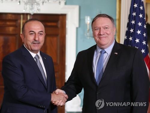 마이크 폼페이오(우) 미국 국무장관과 메블뤼트 차우쇼을루 터키 외교장관