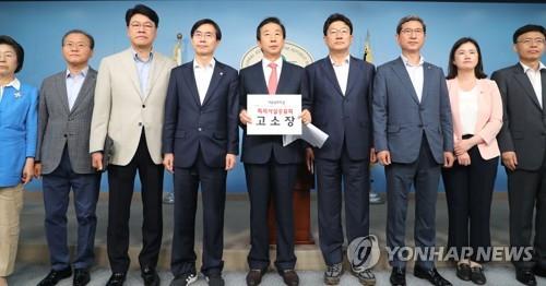 김성태 의원 '고소장 들고' (서울=연합뉴스) 김주형 기자 = 자유한국당 김성태 의원(가운데)이 22일 오후 국회 정론관에서 동료 의원들과 함께 서울남부지검의 'KT 수사결과 발표'와 관련, 입장을 밝히고 있다. 서울남부지검 형사6부는 이날 "국회의원의 직무와 관련해 자녀를 부정채용한 혐의가 인정된다"며 김 의원을 뇌물수수 혐의로 불구속기소 했다고 밝혔다. 2019.7.22 kjhpress@yna.co.kr(끝)