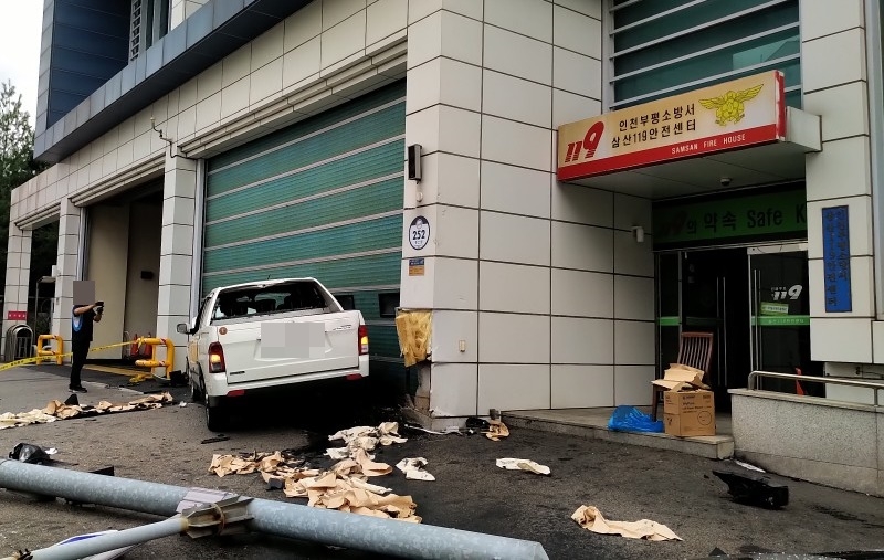 인천 삼산동 사거리 119안전센터 건물로 차량 돌진