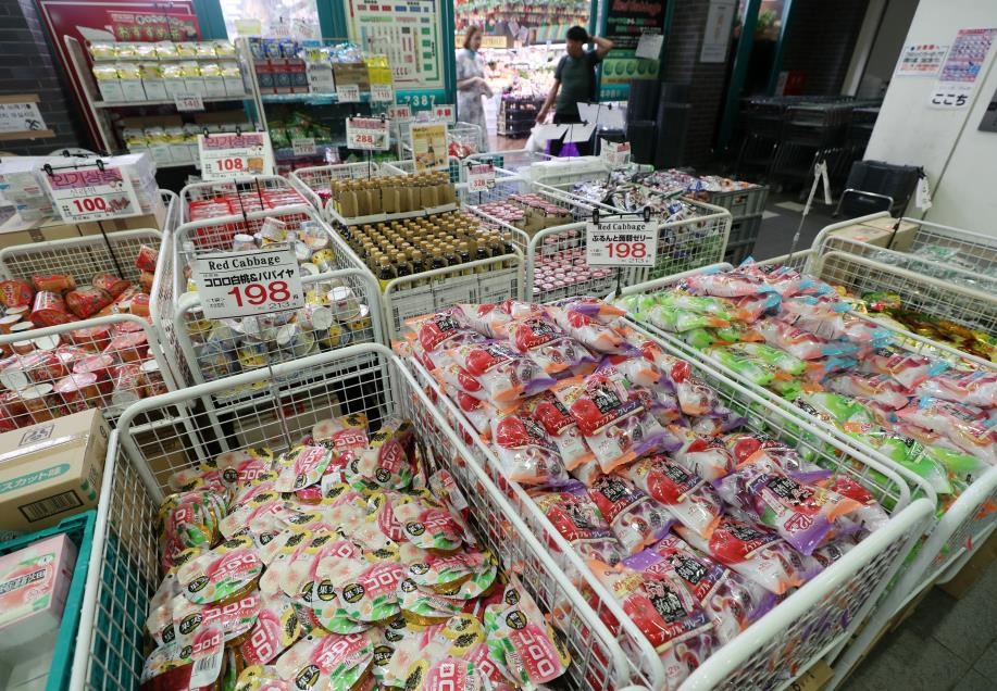 8일 저녁 이즈하라 쇼핑몰에 평소 한국인들이 많이 구매하던 제품이 쌓여 있다.