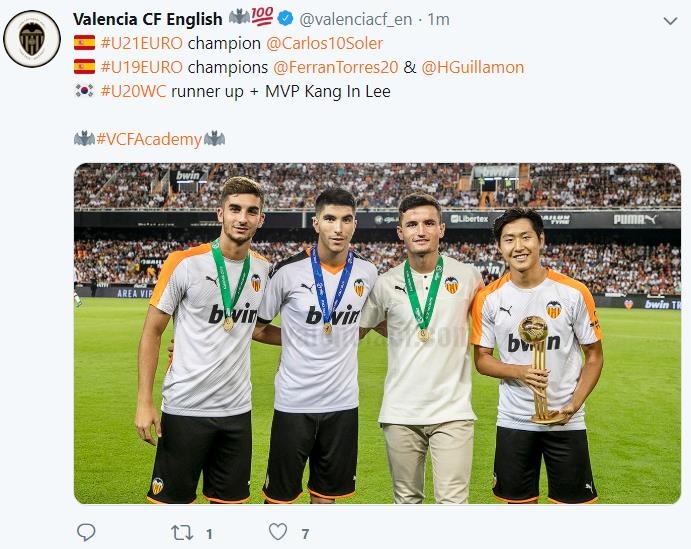 경기 전 U-20 월드컵 골든볼 들고 그라운드에 선 이강인(오른쪽)