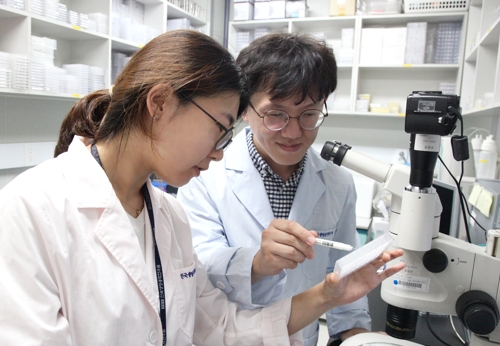 한국생명공학연구원 구본수 박사(오른쪽)와 윤혜영 박사과정생