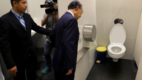 의사당 내 화장실을 둘러보는 추안 릭파이 태국 하원의장