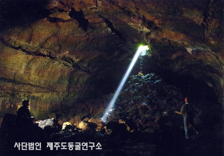 제주도동굴연구소가 포착한 천연기념물 제467호 수산동굴 입구의 천광(Sky Light)