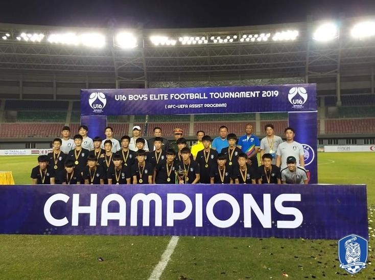 미얀마 국제축구대회에서 우승한 한국 15세 이하 남자축구 대표팀. 
