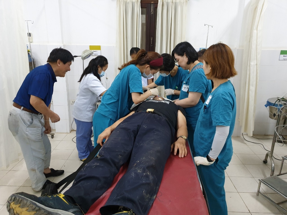 라오스에서 응급처치하는 서울아산병원 의료진