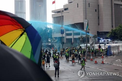 시위대를 향해 파란색 염료가 들어간 물대포를 쏘는 홍콩 경찰