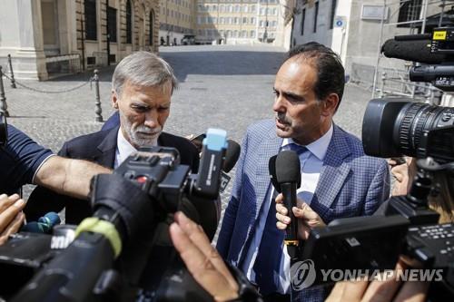 회담장에 도착한 이탈리아 민주당 의원들