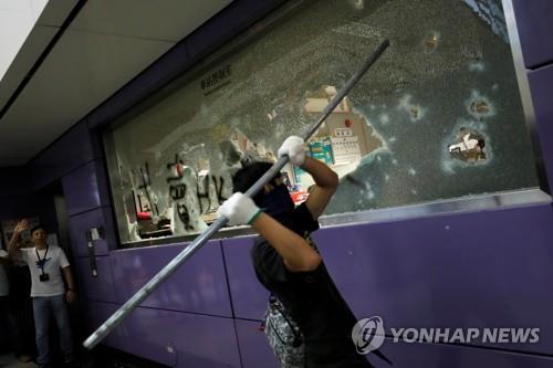 퉁청역 중앙제어실 유리벽 파괴하는 시위대