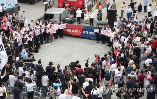 자유한국당, 신촌에서 정권 규탄대회 (서울=연합뉴스) 이진욱 기자 = 10일 서울 신촌에서 열린 자유한국당 '살리자! 대한민국 문재인 정권 순회 규탄대회'에서 황교안 대표가 발언하고 있다. 2019.9.10 cityboy@yna.co.kr(끝)