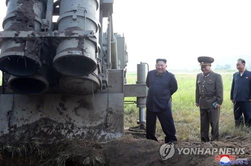 북한 김정은, '초대형 방사포 시험사격' 참관