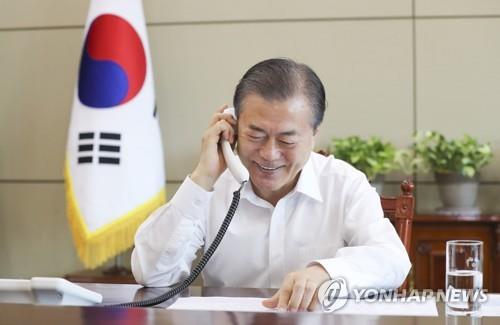 추석특집 라디오 방송 인터뷰하는 문 대통령