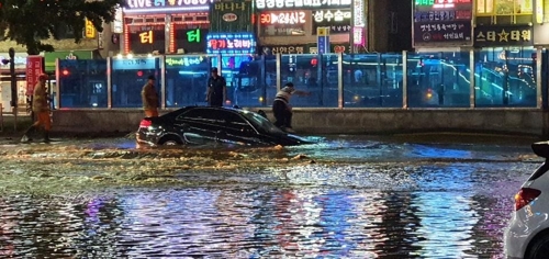 안양 인덕원역 사거리 물에 잠긴 차량