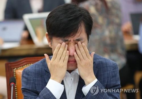 눈 비비는 하태경 (서울=연합뉴스) 김인철 기자 = 바른미래당 손학규 대표를 비하하는 발언을 했다는 이유로 당 윤리위원회로부터 '직무정지 6개월'의 징계를 받은 하태경 의원이 19일 오전 국회에서 열린 원내정책회의에서 눈을 비비고 있다. 2019.9.19 yatoya@yna.co.kr(끝)