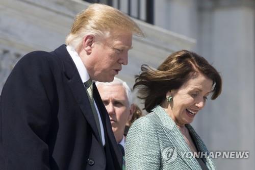 의사당 계단서 펠로시 하원의장과 대화하는 트럼프 대통령.