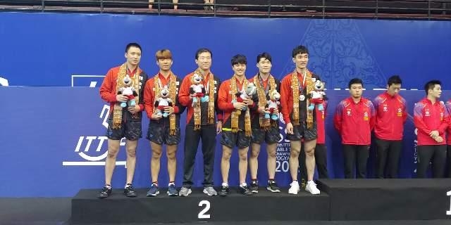 아시아선수권에서 단체전 은메달을 수확한 한국 남자대표팀 