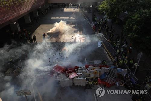 홍콩 주말집회 중 도로에 퍼진 최루탄 연기