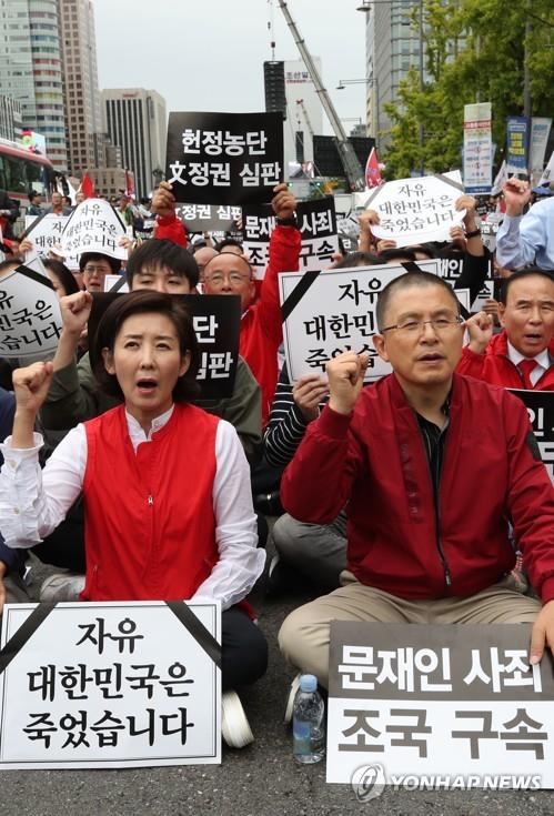 구호 외치는 황교안 대표와 나경원 원내대표 (서울=연합뉴스) 김주성 기자 = 자유한국당 황교안 대표와 나경원 원내대표가 21일 오후 서울 광화문 세종문화회관에서 열린 '문재인 정권 헌정 유린 중단과 위선자 조국 파면 촉구' 대규모 장외집회에 참석해 구호를 외치고 있다. 2019.9.21 utzza@yna.co.kr(끝)