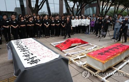 탈북민 모자 추모하는 시민들