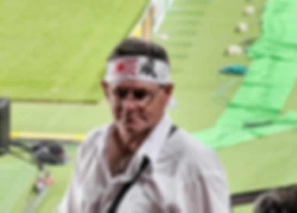 욱일기 머리띠를 두른 관중