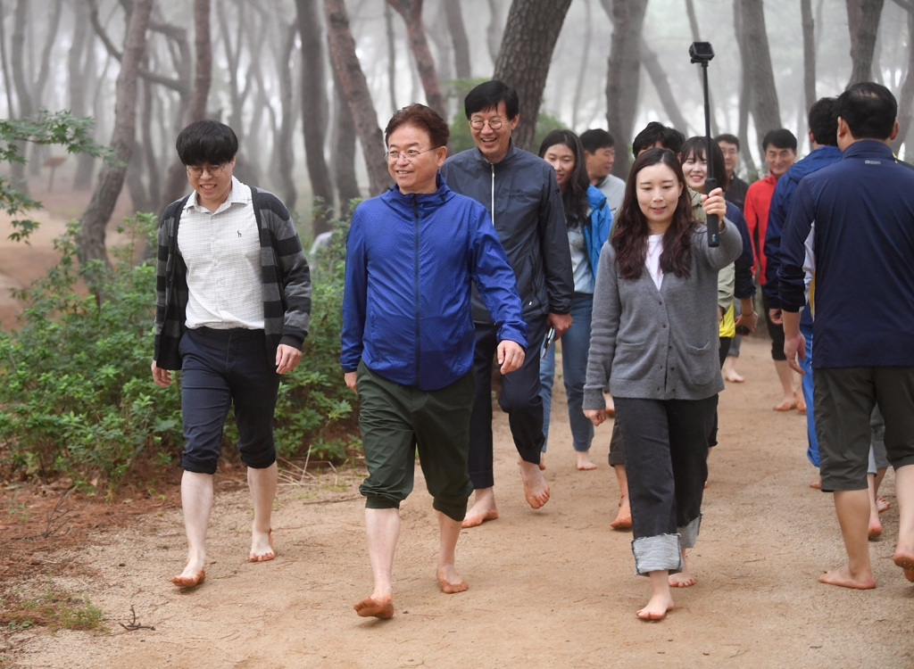 이철우 경북도지사와 직원들 맨발 걷기