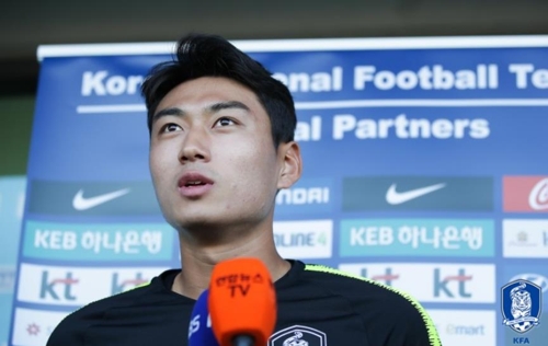 인터뷰하는 정태욱.