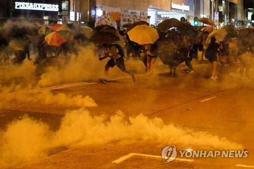 최루탄 가스 피해 뛰는 홍콩 시위대