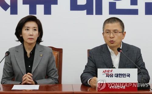 발언하는 황교안 대표 (서울=연합뉴스) 이진욱 기자 = 자유한국당 황교안 대표가 10일 오전 국회에서 열린 최고위원회의에서 발언하고 있다. 2019.10.10 cityboy@yna.co.kr(끝)