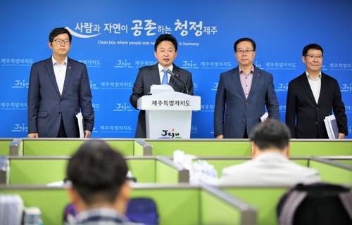 CCTV·가로등 추가 설치 밝히는 원희룡 제주지사(왼쪽 두 번째)