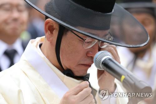 39주기 추도식서 눈물 흘리는 이철우 경북도지사